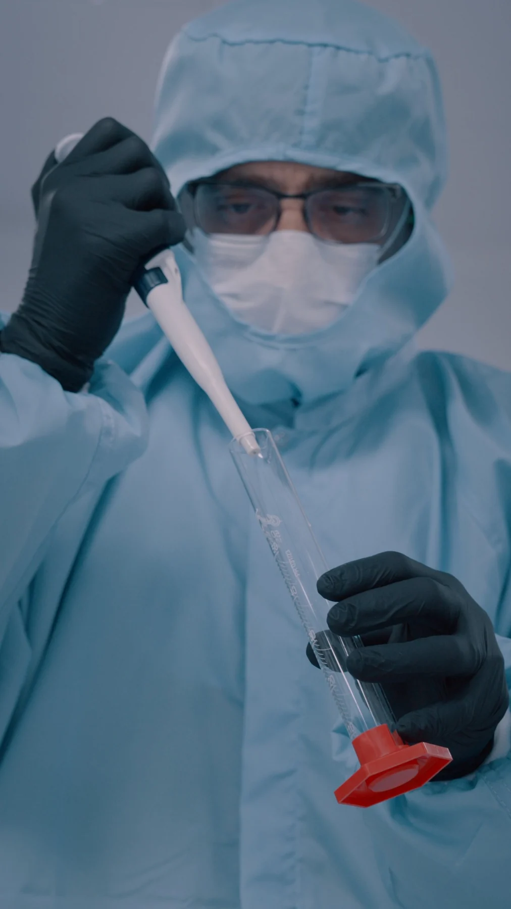 Profissional em ambiente técnico realizando manipulação laboratorial